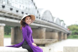 Hình ảnh người con gái Huế bên tà áo dài màu tím truyền thống