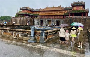 Huế thường được chia thành hai mùa chính là mùa mưa và mùa khô, mỗi mùa mang một sắc thái rất riêng