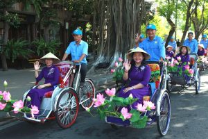 Trong cuộc sống đời thường con người Huế sống chân thật, không phô trương, sẵn sàng giúp đỡ nhau và coi trọng nghĩa tình
