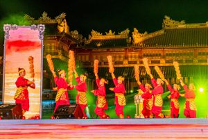 Biểu diễn nghệ thuật Huế không chỉ mang giá trị sâu sắc trong đời sống tinh thần của người dân cố đô mà còn giữ vai trò quan trọng trong việc gìn giữ và lan tỏa bản sắc văn hóa của cả dân tộc