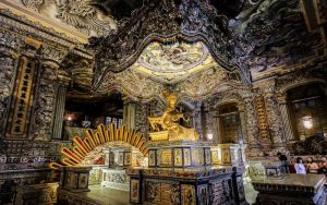 Đặc trưng dễ nhận thấy nhất của nghệ thuật tạo hình cung đình là tính biểu tượng cao