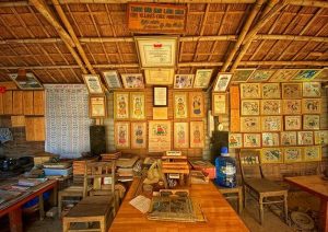 tranh làng Sình Huế có phong cách tạo hình mộc mạc, đường nét đơn giản nhưng giàu tính biểu cảm