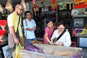 Người Huế luôn mang trong mình áp lực gìn giữ truyền thống và bảo vệ hình ảnh trang nhã, chuẩn mực của vùng đất cố đô