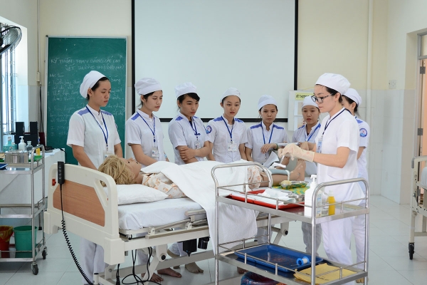 Học Cao đẳng Y sĩ đa khoa online vẫn cần học thực hành trực tiếp