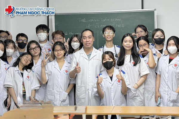 Sinh viên Cao đẳng Dược Trường Cao đẳng Y Khoa Phạm Ngọc Thạch